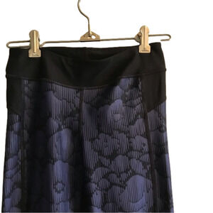 𝅺UNDER Armour women’s XS leggings in purple and black.